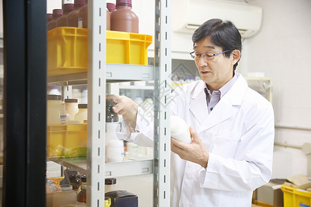 化学生物研究人员 生物制剂研发的领航者